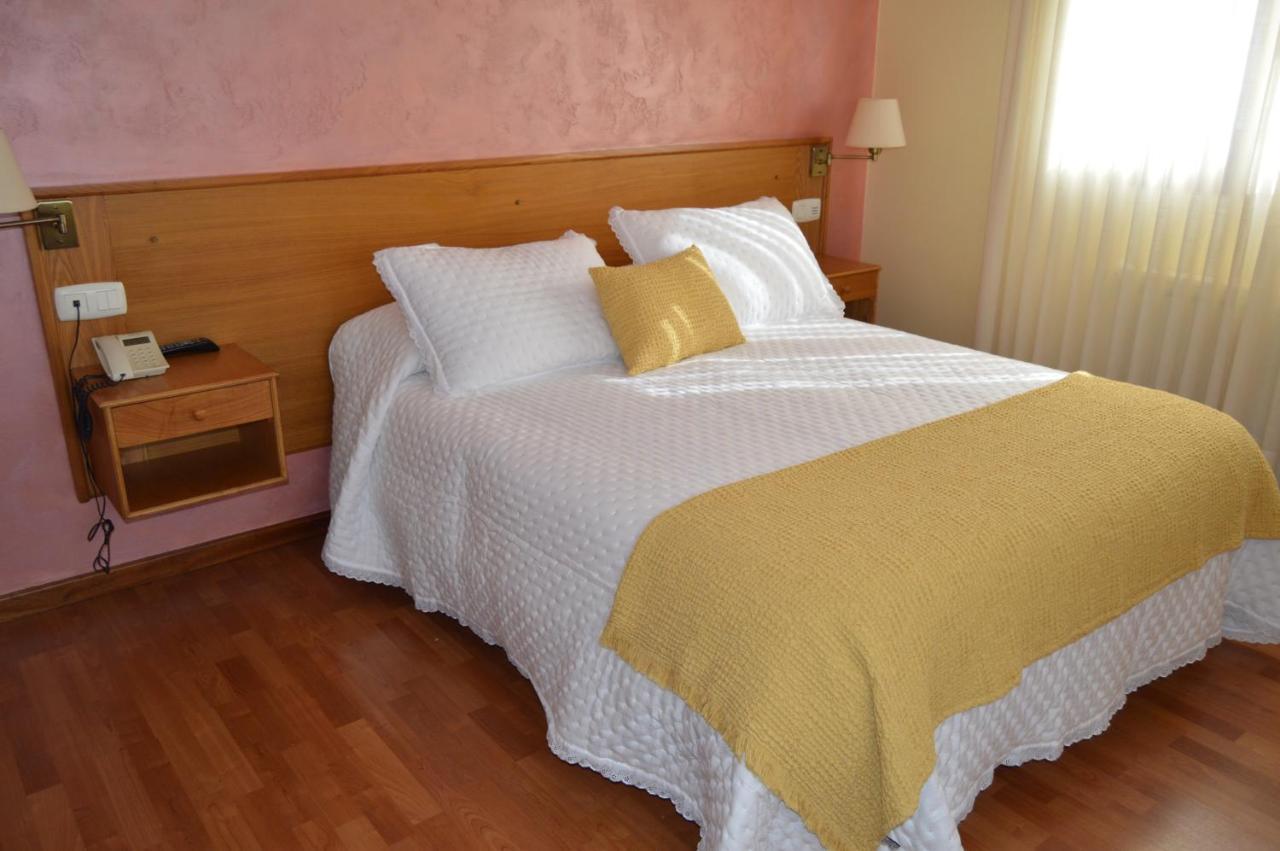 Hotel Restaurante Val Antas de Ulla Bagian luar foto